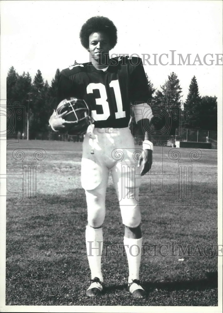 1973 Press Photo Football player, Carey Washington, pose for photo - sps08585- Historic Images