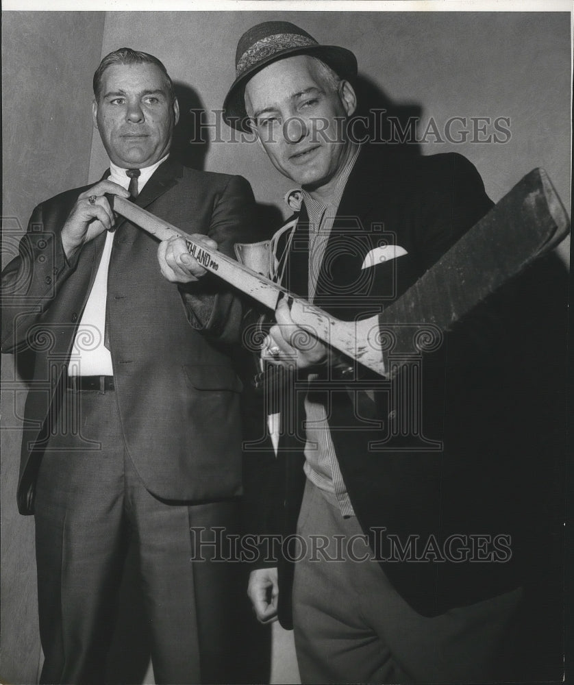 1966 Press Photo Hockey player brothers, Bill and Dick Warwick - Historic Images