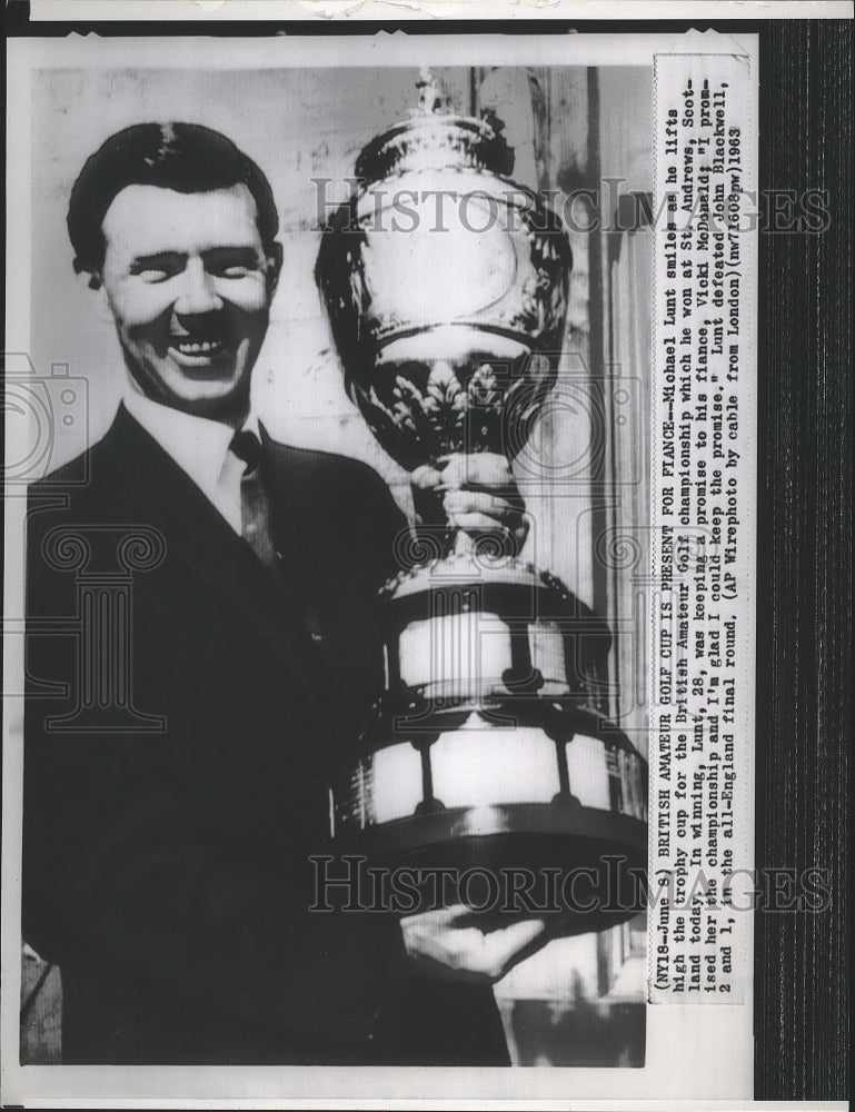 1963 Press Photo Michael Lunt smiles with British Amateur Golf trophy- Historic Images