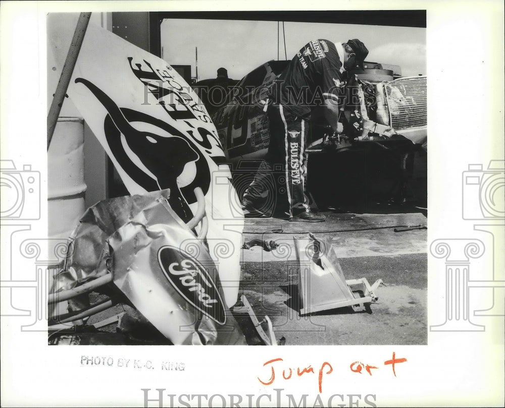 1991 Press Photo Junk heap of auto racing driver, Chad Little&#39;s wrecked race car - Historic Images