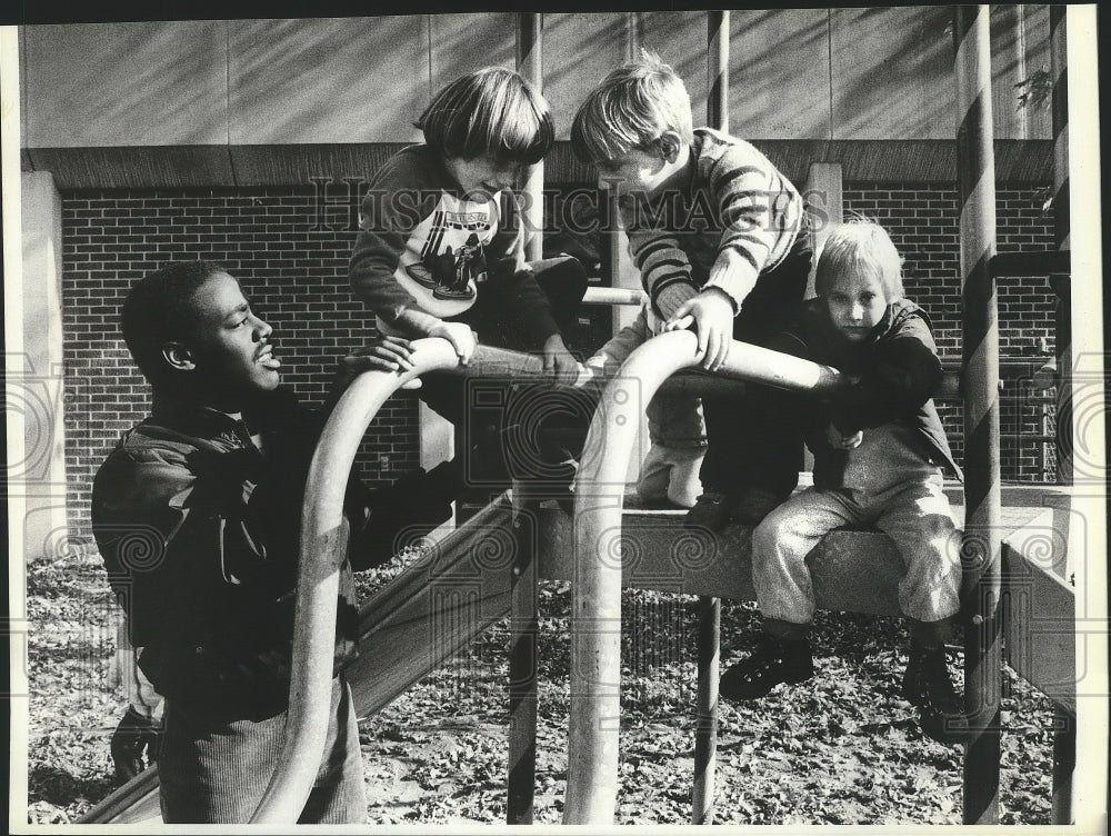 1983 Press Photo SFCC football&#39;s Greg Williams with kids in the playground - Historic Images