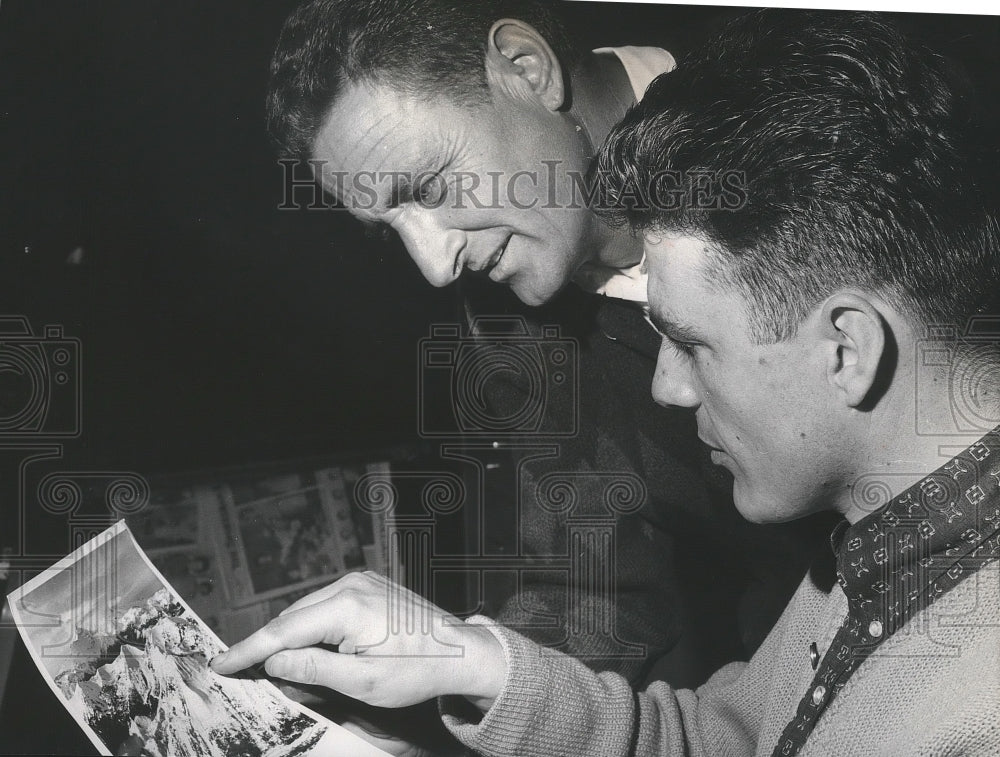 1966 Press Photo Skiing instructor Don Jappert and companion look at photo - Historic Images