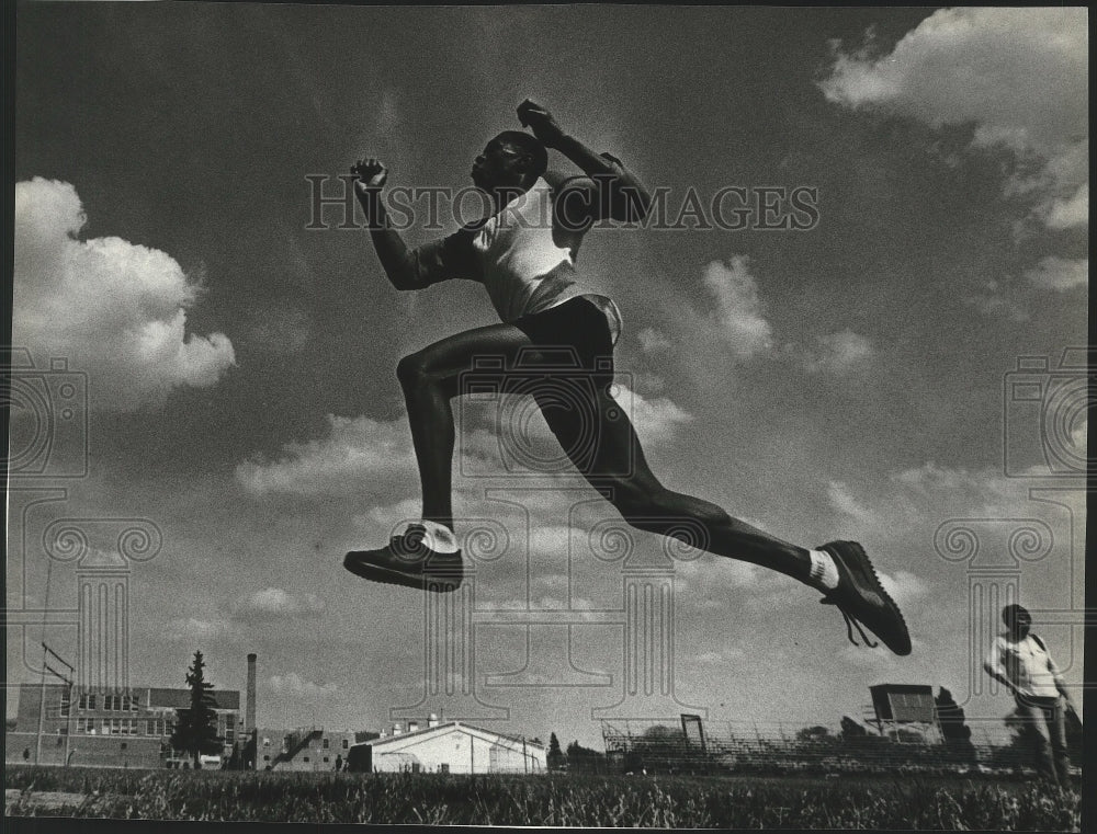 1985 Press Photo Rogers High track &amp; field athlete, Robert Jefferson, in action- Historic Images