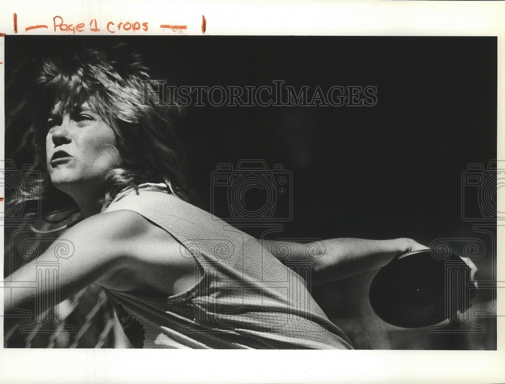 1983 Press Photo Track &amp; field discus thrower, Cindy Kneip - sps08869 - Historic Images