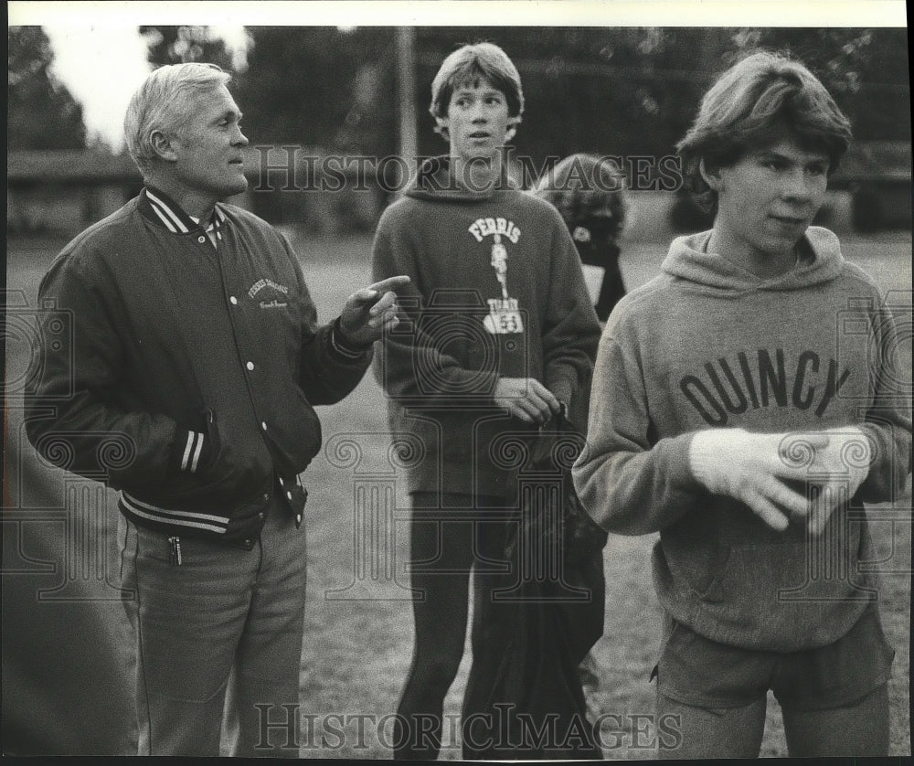 1984 Press Photo Ferris track coach, Max Jensen talks to Scott Roberts- Historic Images