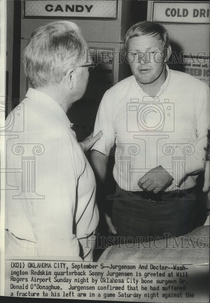 1971 Press Photo Washington Redskin QB Sonny Jurgensen &amp; Dr. Donald O&#39;Donaghue - Historic Images