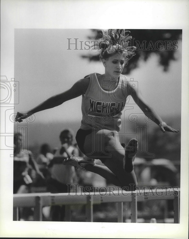 1989 Press Photo Track hurdler, Naheed Irani at the Junior Olympics - sps09081 - Historic Images
