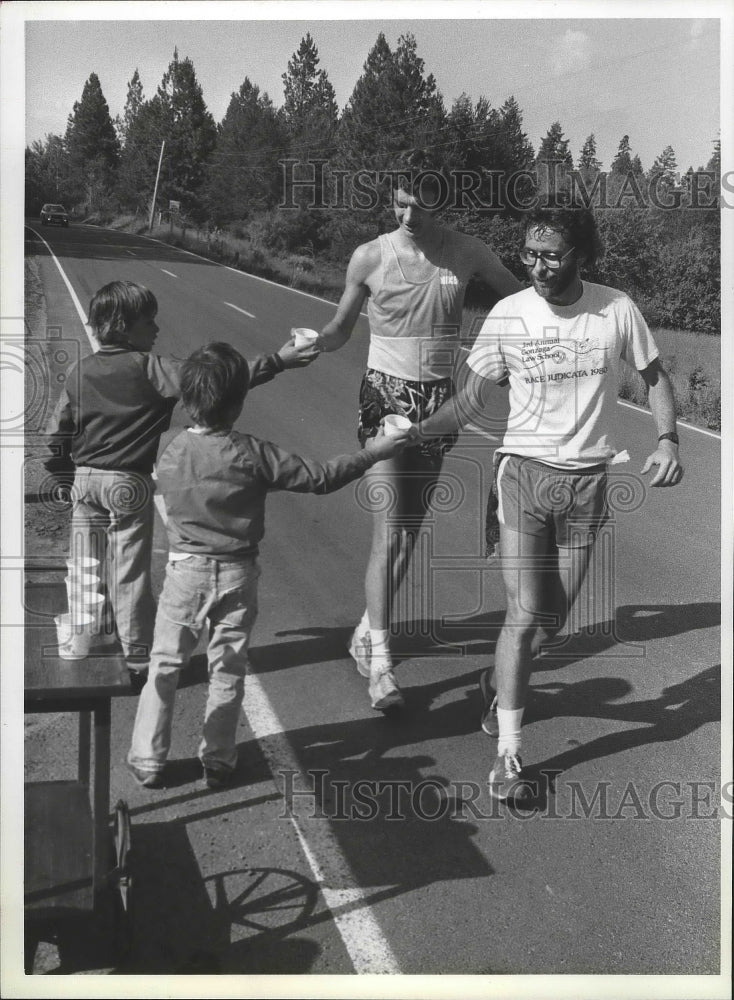 1980 Press Photo Track runner Steve Jones and Don Kardong. - sps09132-Historic Images