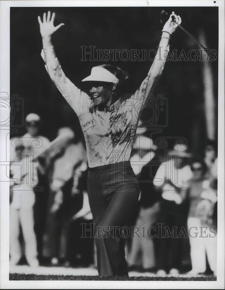 1977 Press Photo Sally Little Celebrates During Round of Golf - sps09166- Historic Images