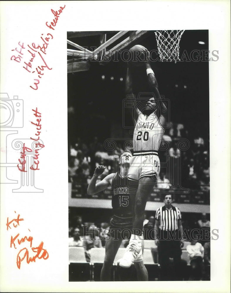 1983 Press Photo Kenny Luckett Tries to Dunk Basketball Against Biff Handle - Historic Images