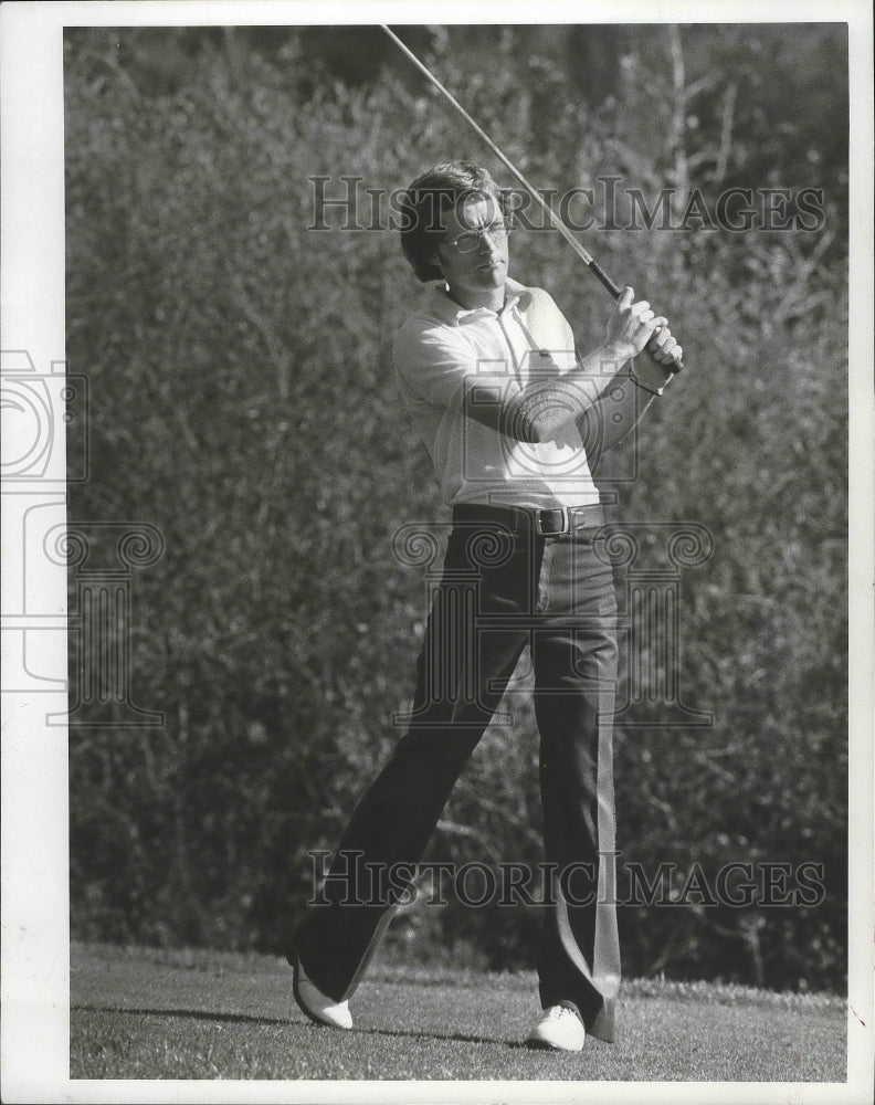 1977 Press Photo Golfer Gary Lindeblad After Hitting a Golf Ball Down Range - Historic Images