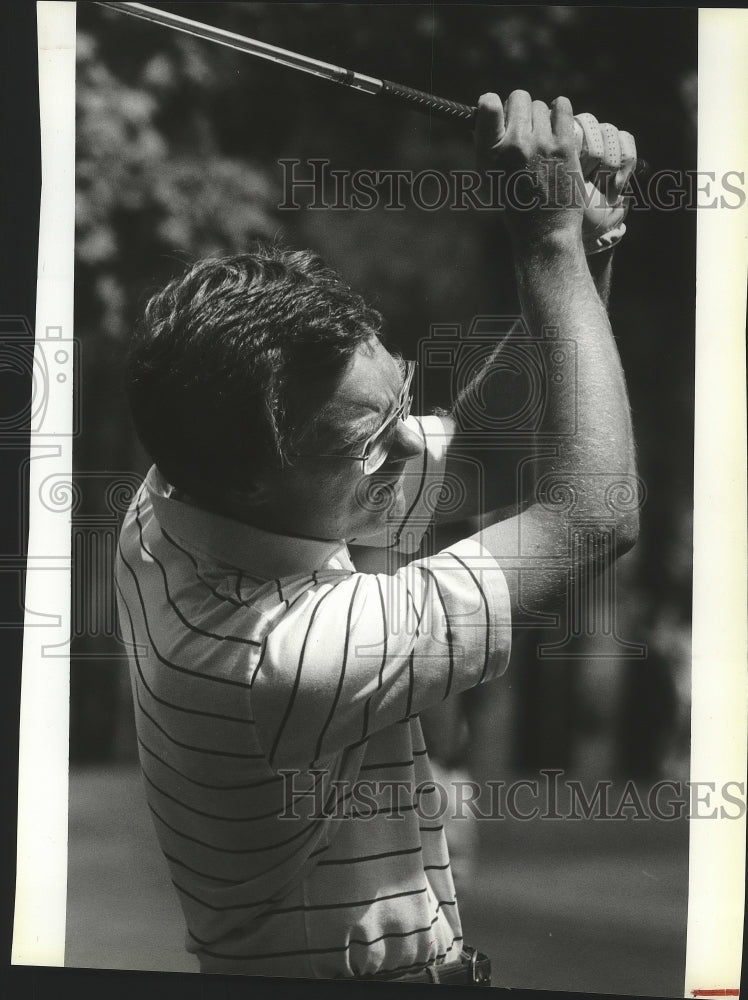 1984 Press Photo Golfer Gary Lindeblad Watches His Ball After His Swing- Historic Images