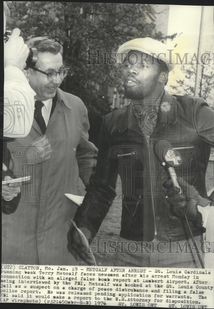 1976 Press Photo Football Player Terry Metcalf Faces Newsmen After Arrest - Historic Images