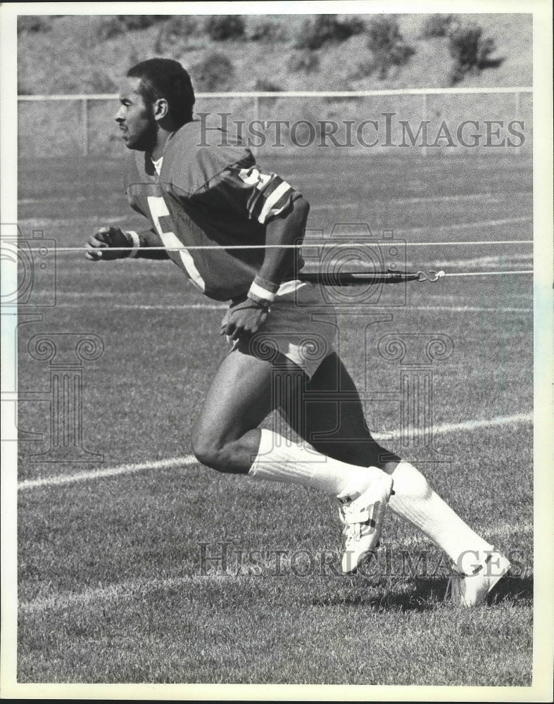 1981 Press Photo Football Player Garry Johnson During Football Practice - Historic Images