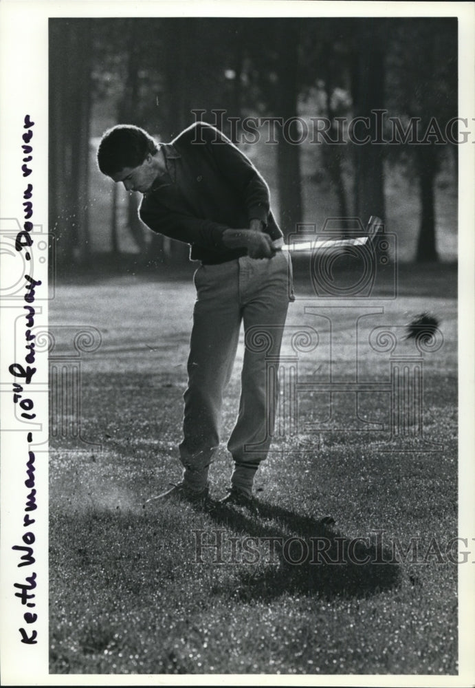 1982 Press Photo Golfer Keith Worman in Seattle on 10th fairway of Down River- Historic Images