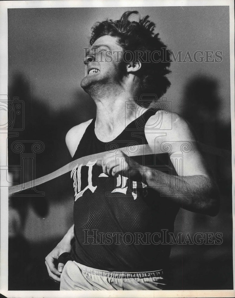 1980 Press Photo Track runner Eric Krause hits the tape at end of 200m-Historic Images