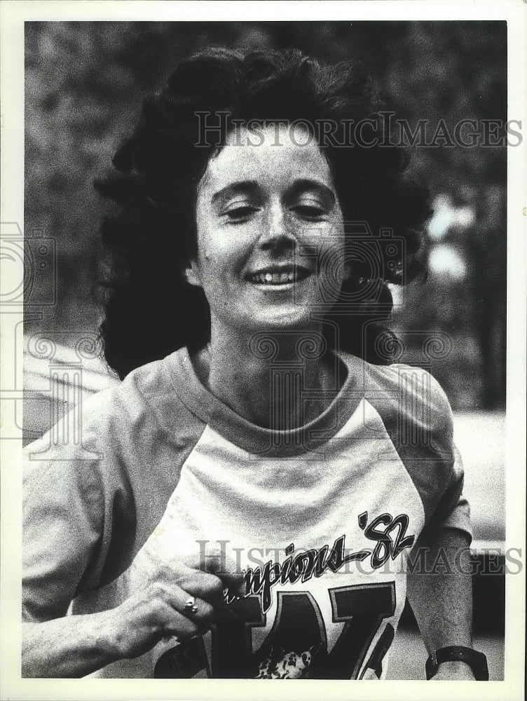 1982 Press Photo Track and field athlete, Sue Wyatt, at Bloomsday race- Historic Images