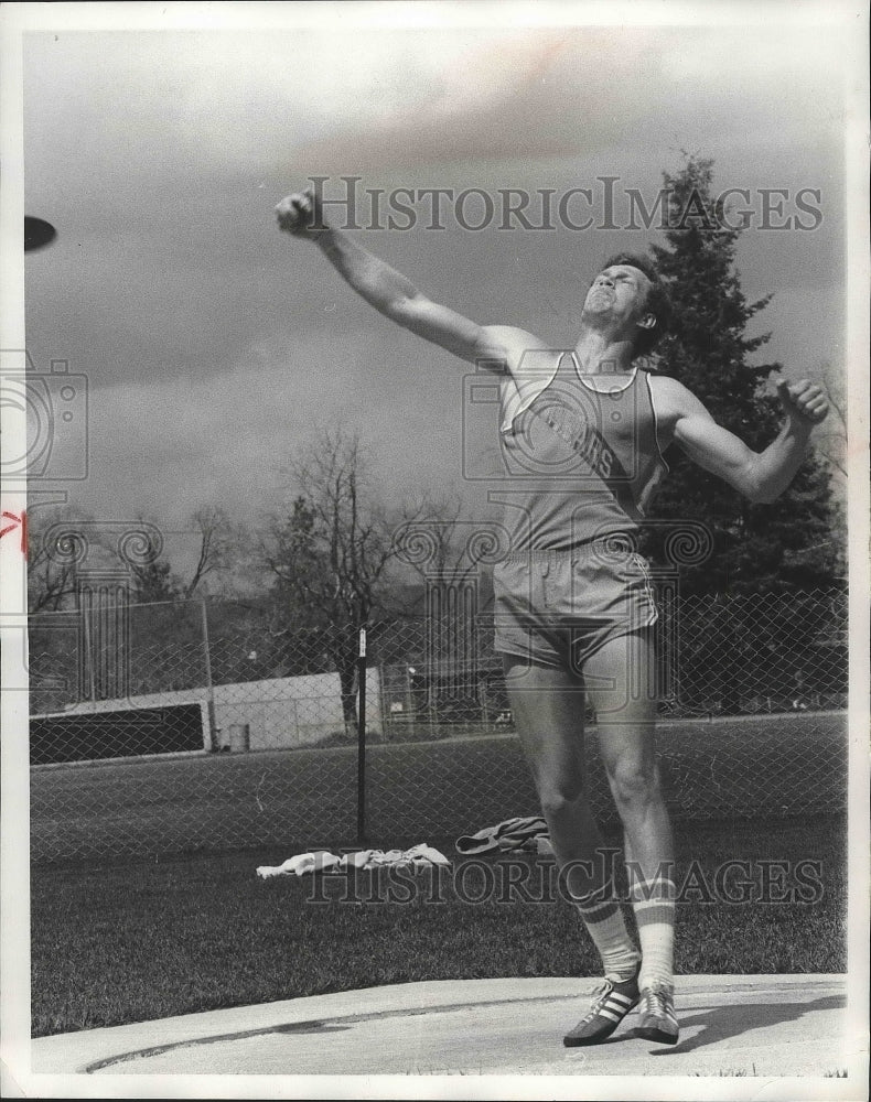 1975 Press Photo Central Valley Bears track &amp; field shot putter, Russ Larned - Historic Images