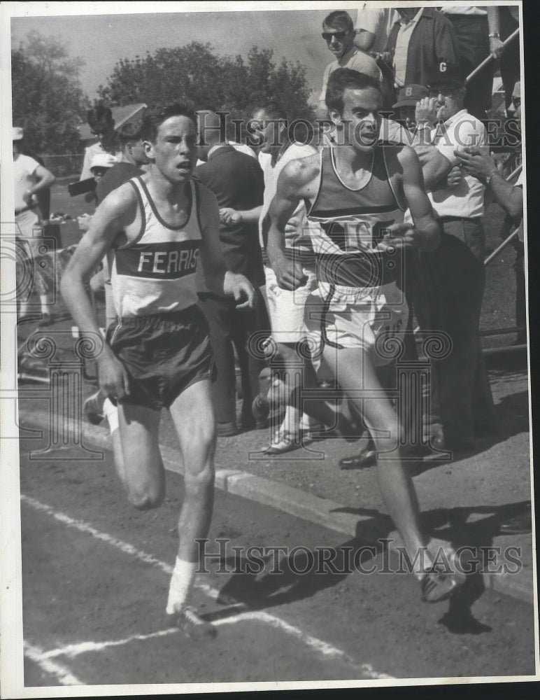 1969 Press Photo Ferris High track and field athlete, Randy James, in action - Historic Images