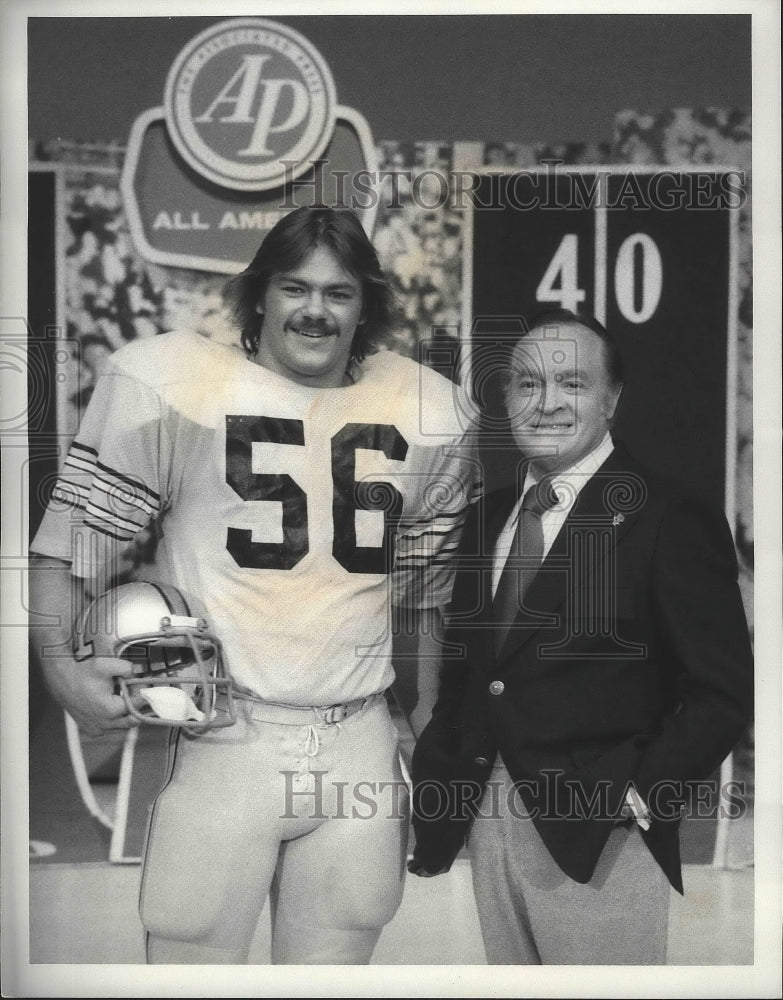 1976 Press Photo Football Player John Yarno Holds His Helmet Next to Bob Hope- Historic Images