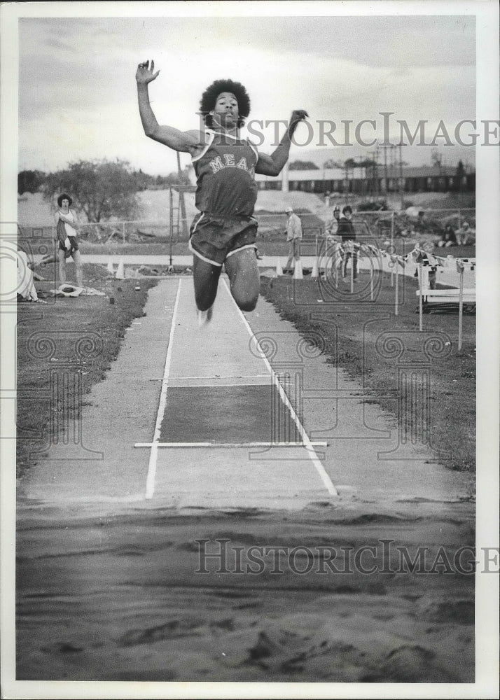 1977 Press Photo Track long jumper Jeff Kemp - sps09887- Historic Images