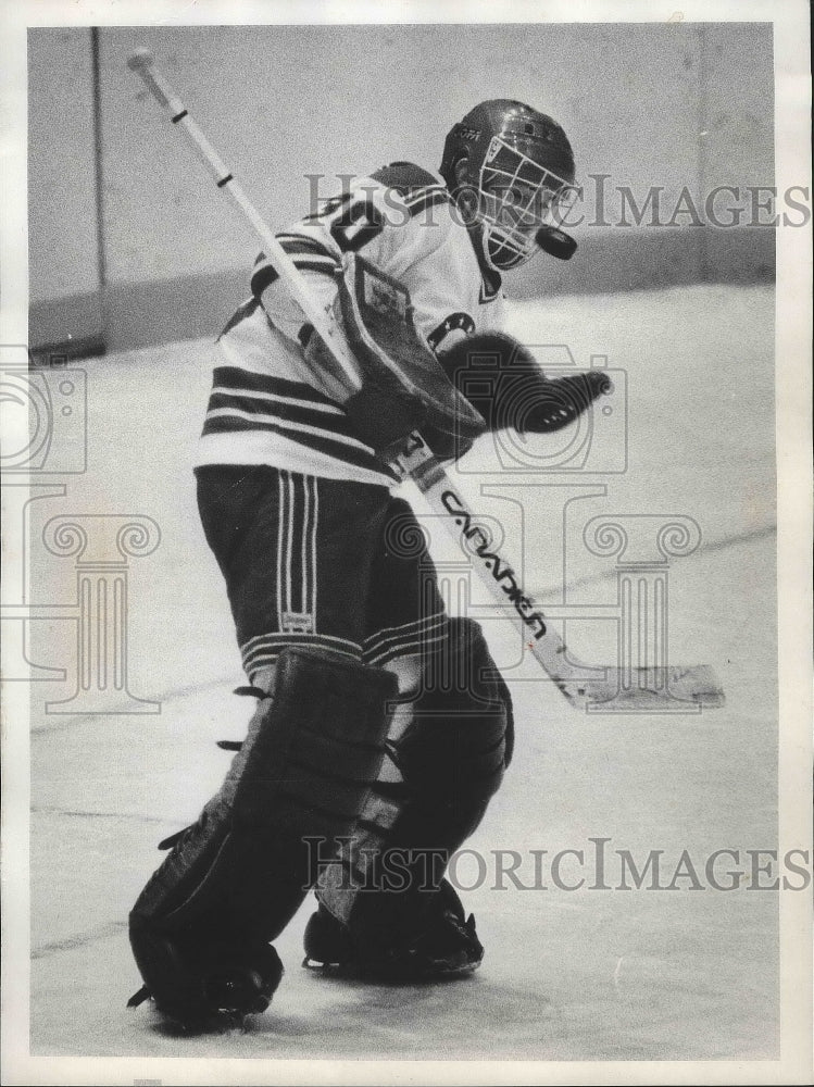 1980 Press Photo Hockey Player Wayne Maduck Deflects Puck With Face Mask - Historic Images