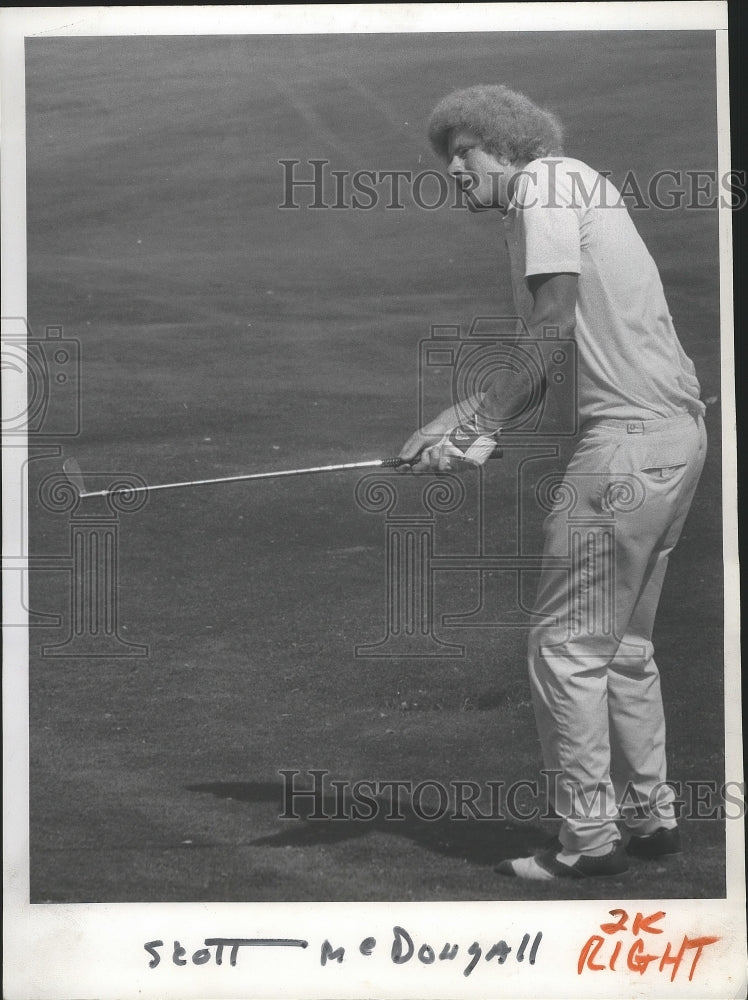 1973 Press Photo Golfer Scott McDougall watches to see where his golf ball goes - Historic Images