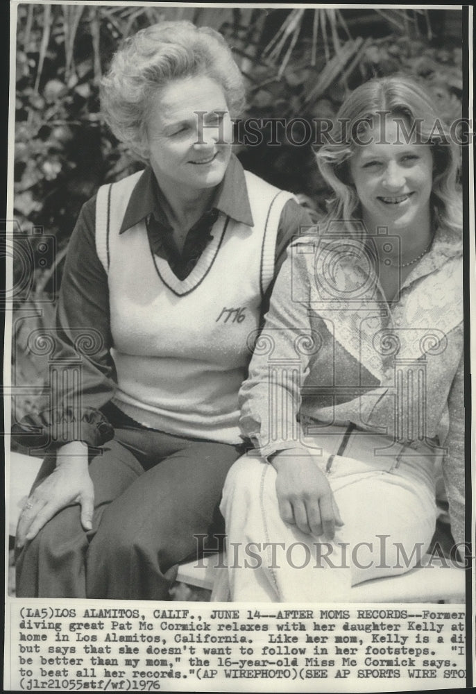 1976 Press Photo Former Diver Pat McCormick with Daughter Kelly in Los Alamitos- Historic Images