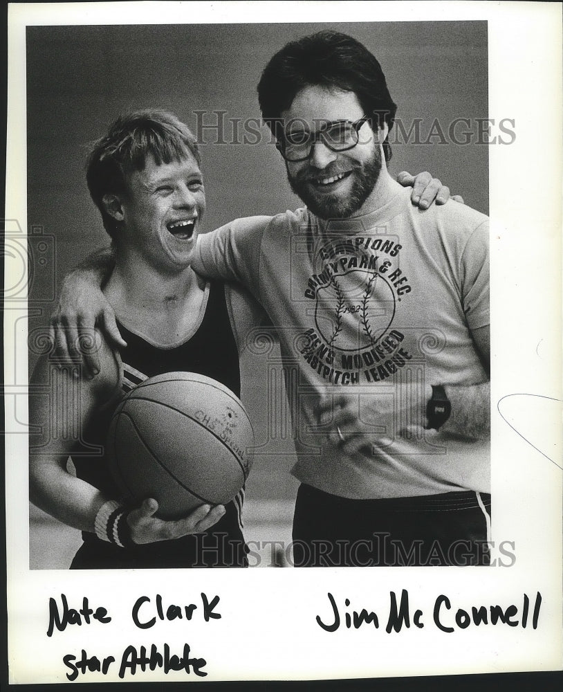 1984 Press Photo Special Olympics Basketball Coach Jim McConnel with Nate Clark-Historic Images