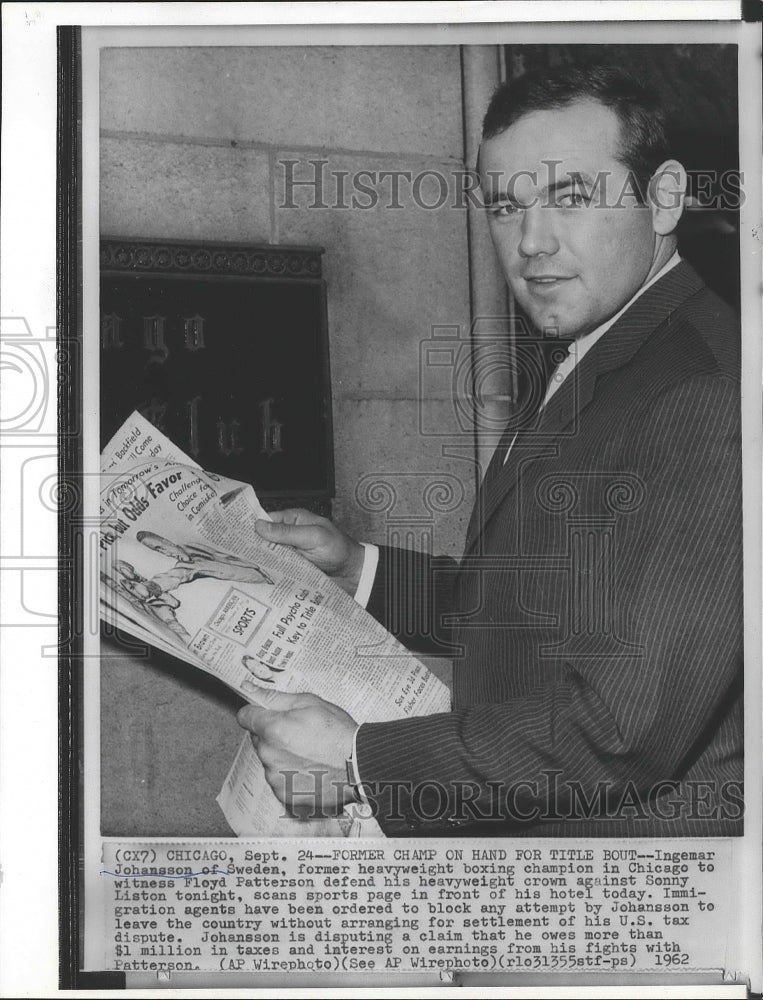 1962 Press Photo Boxing- Ingemar Johansson reading the sports page news - Historic Images