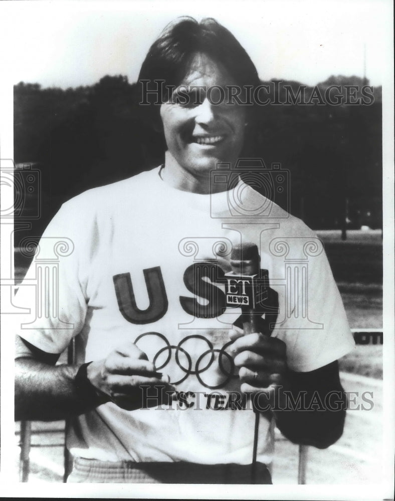 Press Photo Track athlete Bruce Jenner holding ET News microphone - sps10069 - Historic Images