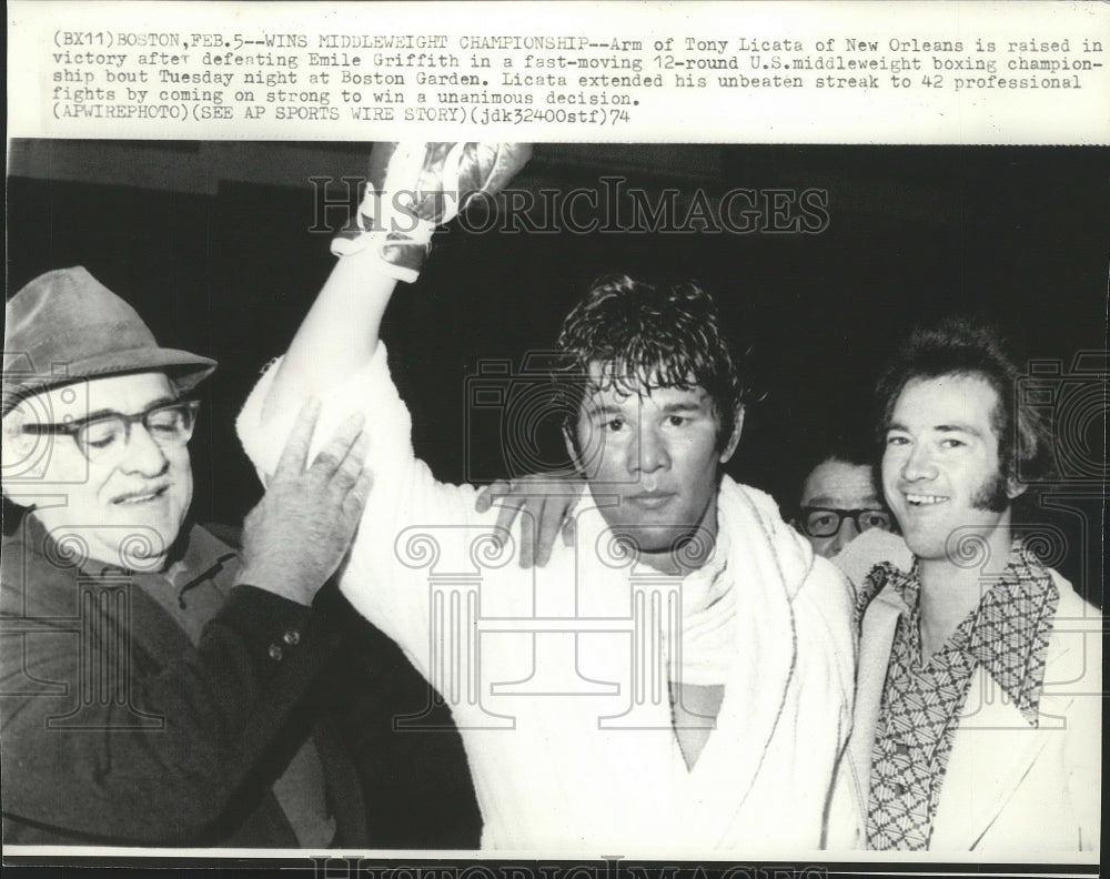 1974 Press Photo Middleweight boxing champion, Tony Licata, raise arm in victory-Historic Images