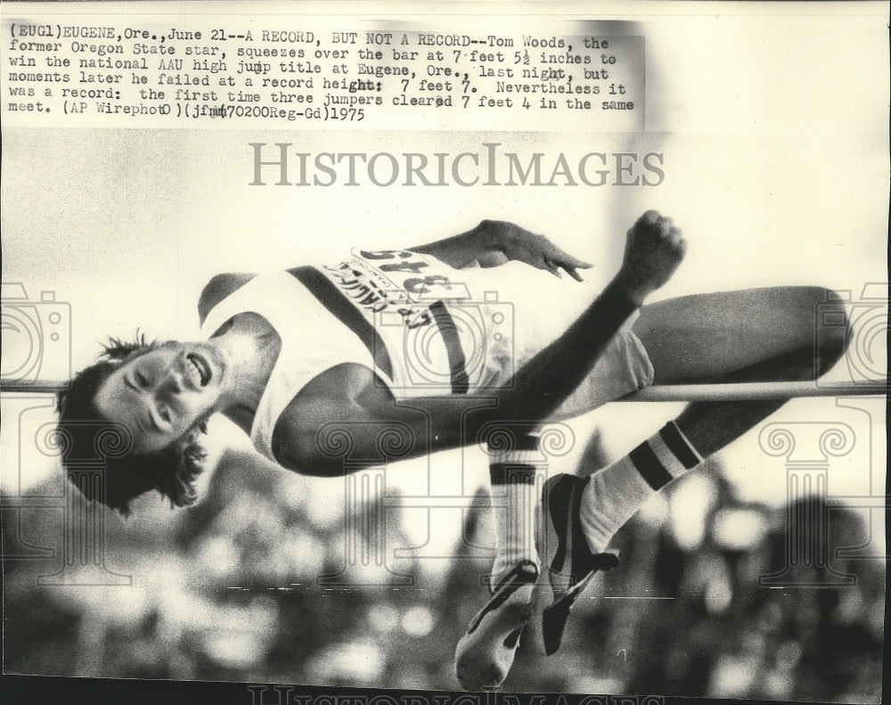 1975 Press Photo Oregon State Track Star Tom Woods Jumps Over High Bar- Historic Images