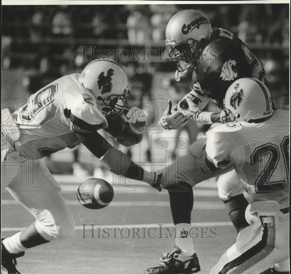 1990 Press Photo Football-Cougar receiver Augustin Olobia vs Bronco&#39;s- Historic Images