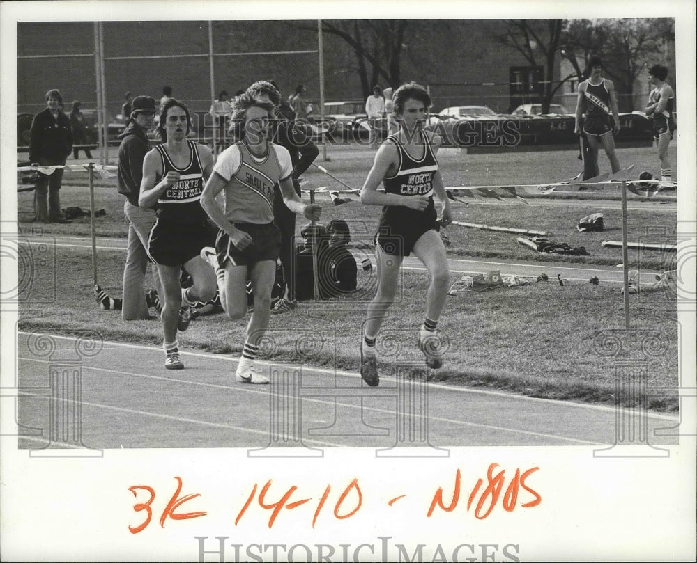 1977 Press Photo Craig Olinger and Jim Wyatt running a track race - sps10254- Historic Images