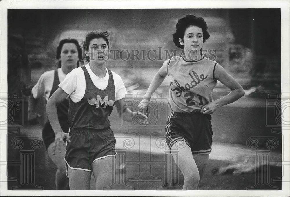 1977 Press Photo Track runners Nancy Ladish and Amy O&#39; Donoghue, in action - Historic Images