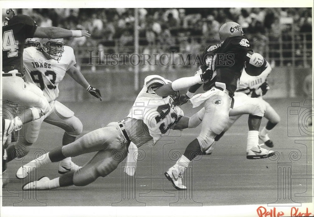 Press Photo Cougars football&#39;s Steve Broussard breaks away from Vandals defense - Historic Images