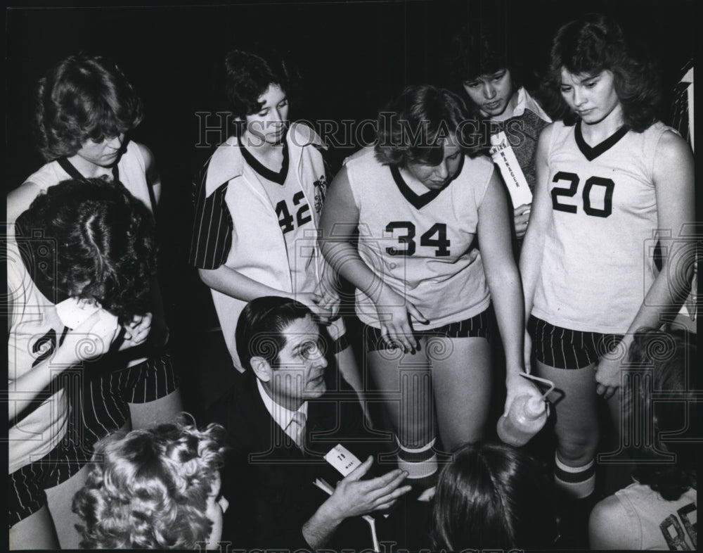 1979 Press Photo Reardan basketball coach, John Freeman, talks to his players - Historic Images