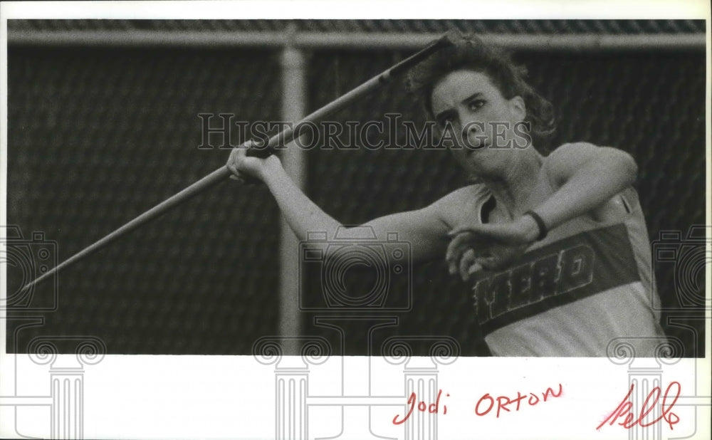 1990 Press Photo Mead track &amp; field javelin thrower, Jodi Orton, in action- Historic Images