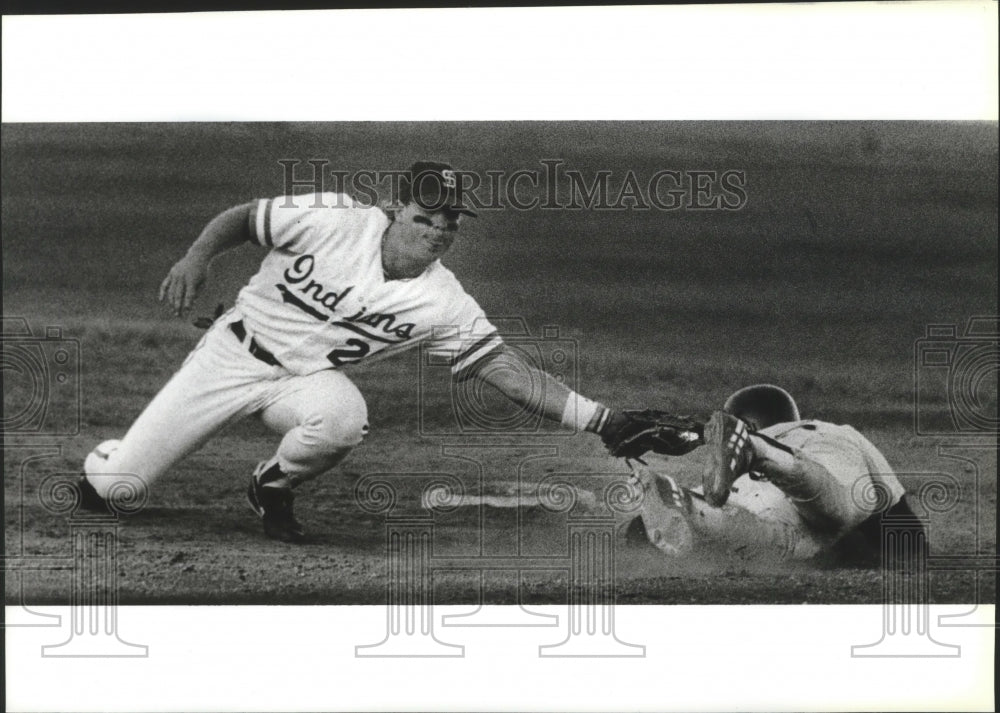 1991 Press Photo Baseball-Kyle Moody almost tags Daniel Gray for an out in game-Historic Images