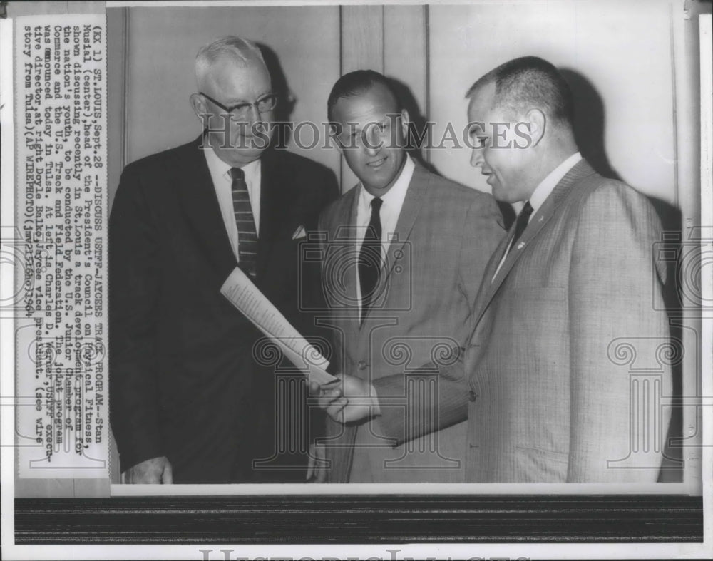 1964 Press Photo Track-Stan Musial speaks with Charles Werner and Doyle Balko- Historic Images