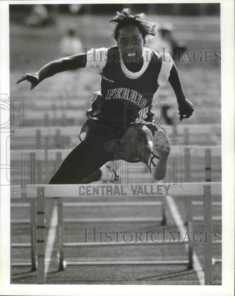 1992 Press Photo Mae Wilson, Ferris High track and field hurdler, in action-Historic Images