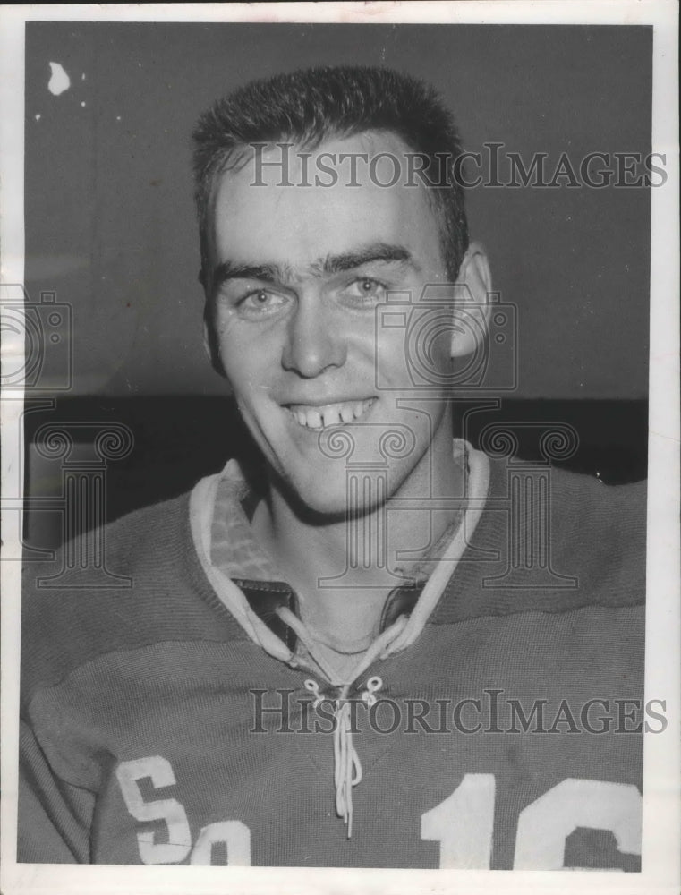 1959 Press Photo Hockey Player Les Lilley, in Jersey, Smiles at the Camera- Historic Images