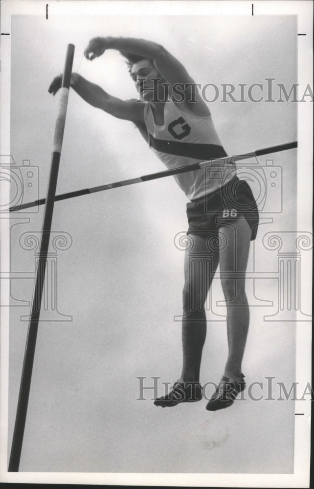 1971 Press Photo Pole Vaulter Rick Lobdell Makes it Over the Top in Track Meet - Historic Images