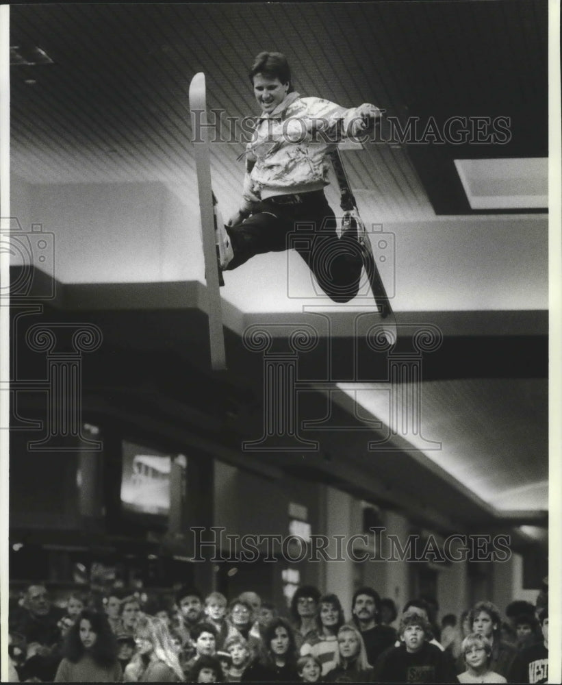 1989 Press Photo Freestyle skier Bob Legasa performs acrobatic maneuvers - Historic Images