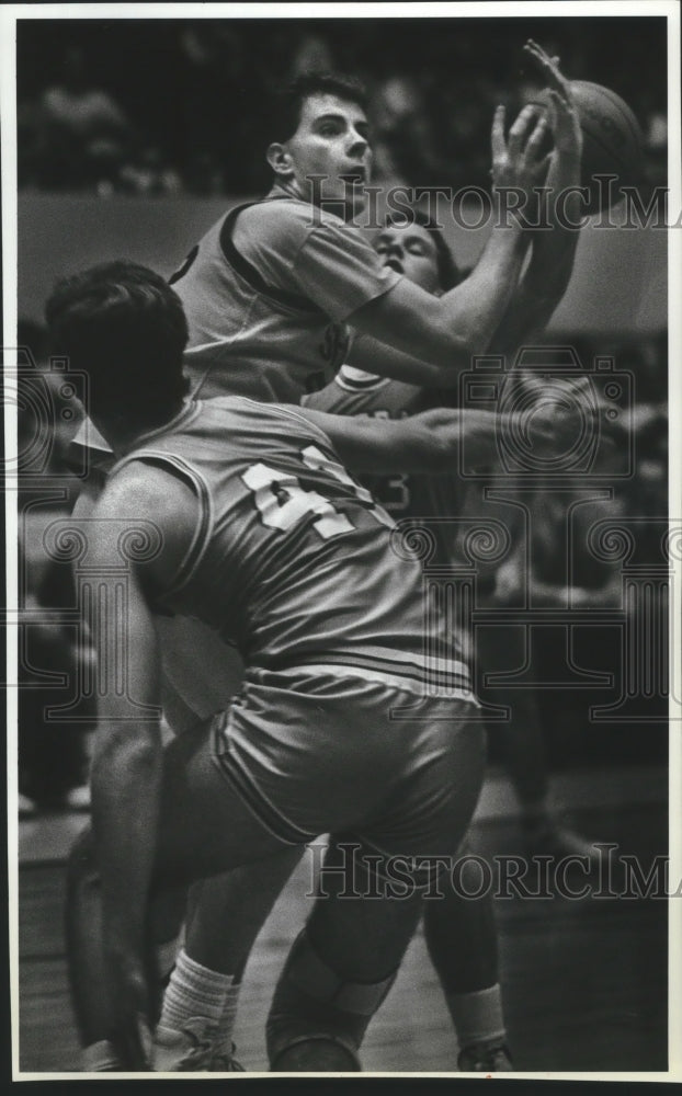 1988 Press Photo Basketball player, Art Jacobson, sandwiched by CV players- Historic Images