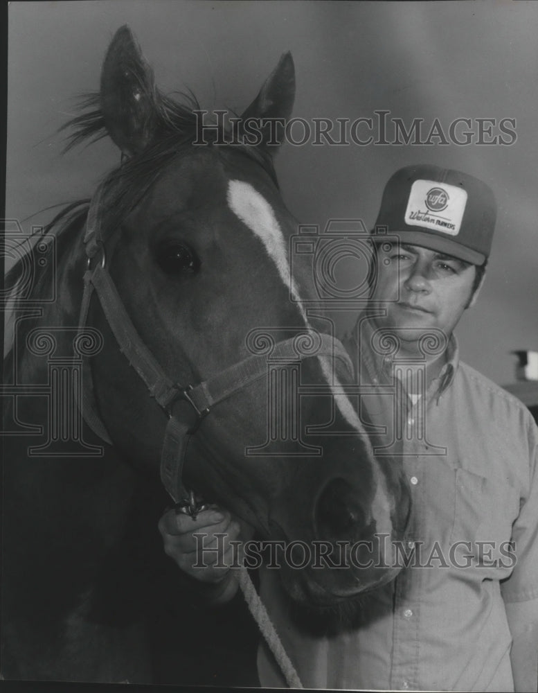 1976 Press Photo Horse Racing Trainer Bruce Wagar and horse Ol&#39; Dubbia - Historic Images