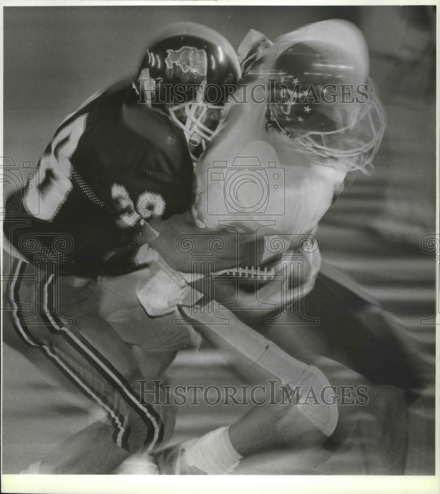 1988 Press Photo Matt Schmidt tackles receiver Joe Baggot in football game- Historic Images