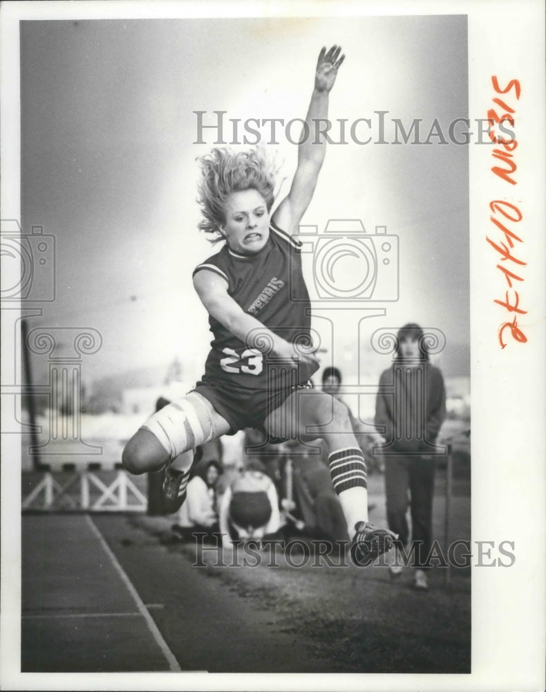 1977 Press Photo Ferris track &amp; field long jumper, Shawn Lester, in action-Historic Images