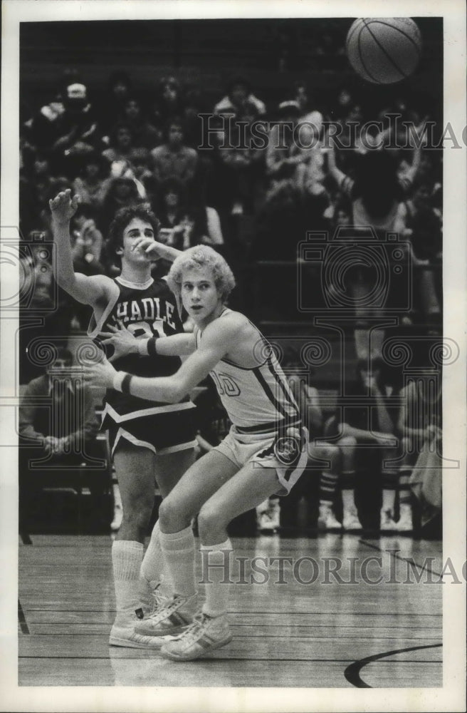 1979 Press Photo Randy Crowe of Rogers High watches the tossed basketball - Historic Images